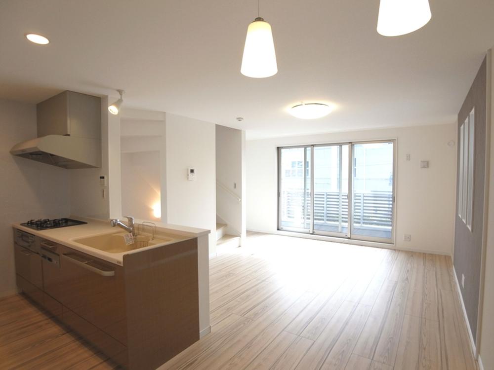 Living. Local (10 May 2013) Shooting