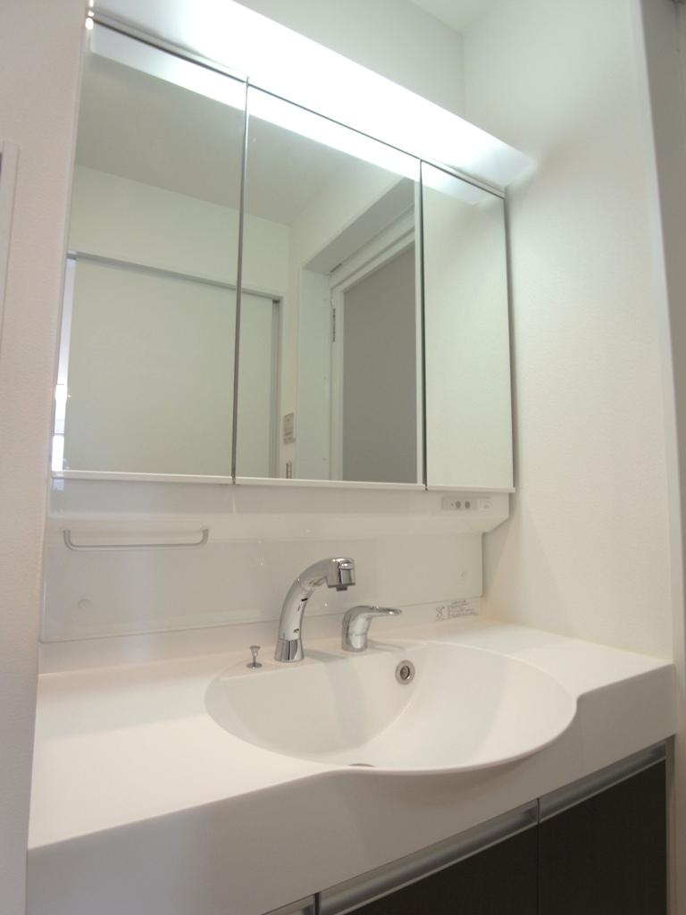 Wash basin, toilet. Local (10 May 2013) Shooting