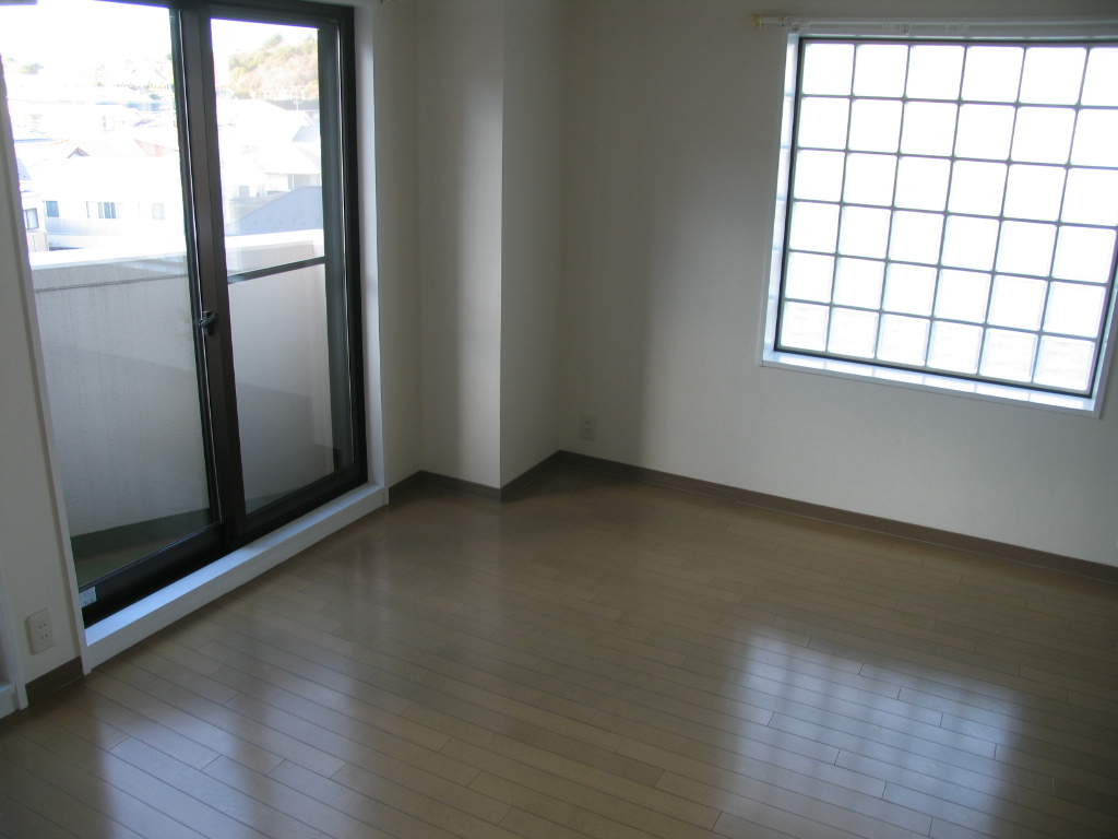 Other room space. ■ Spacious Western-style