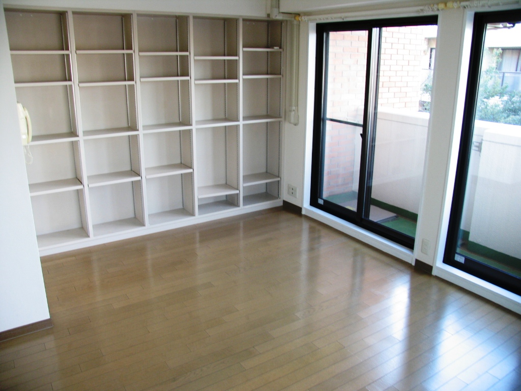 Living and room. ■ Excellent storage capacity