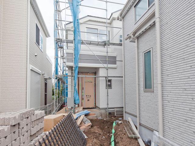 Local photos, including front road. Local (12 May 2013) Shooting