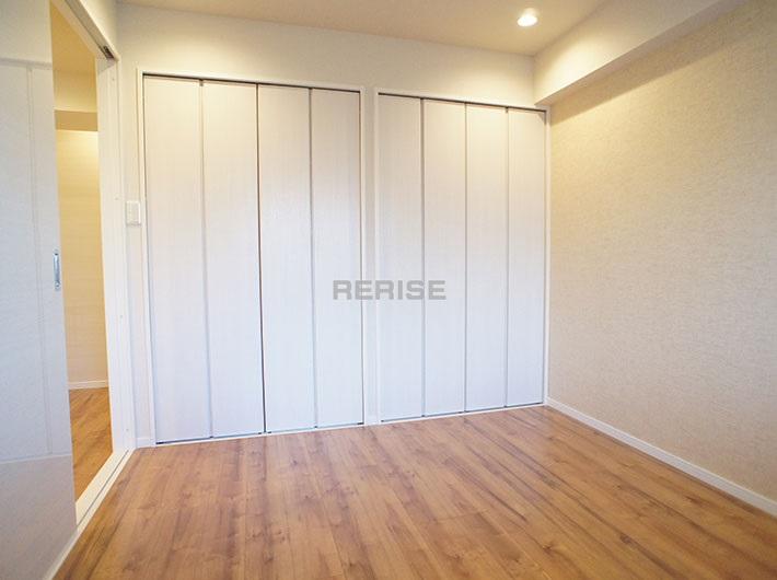 Non-living room. The entrance side Western-style