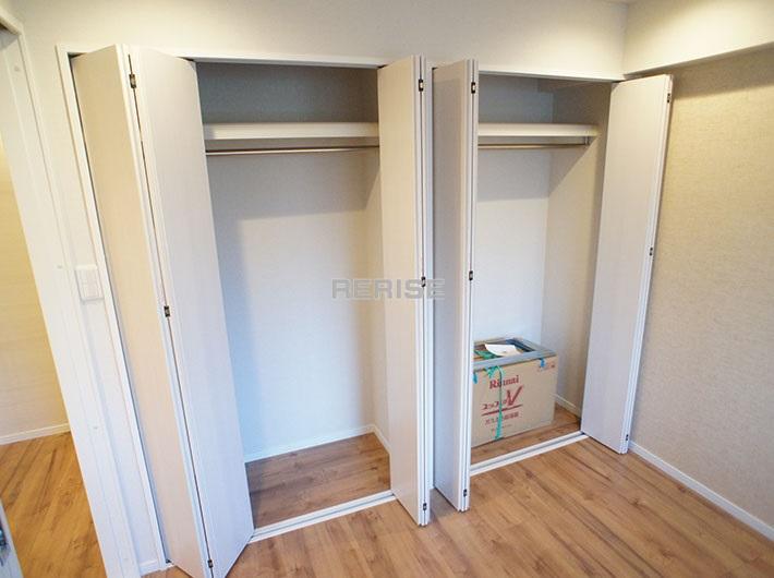 Receipt. Entrance side of the Western-style inside the storage