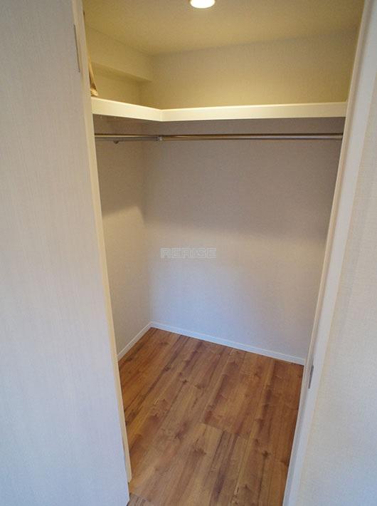 Receipt. Walk-in closet in the Western-style