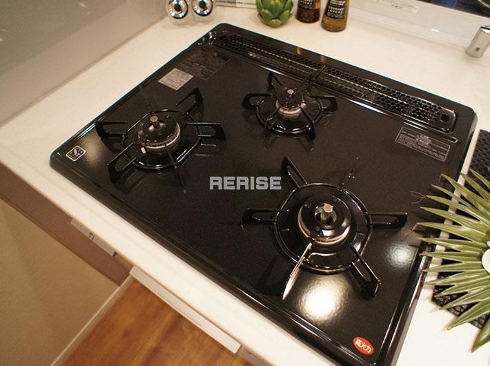 Kitchen. 3-neck is a gas stove