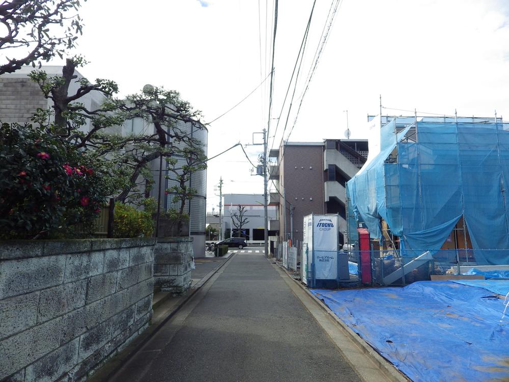 Local photos, including front road. Car is also no sense of openness not as most