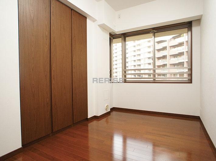 Non-living room. Mansion site is visible from the Western-style