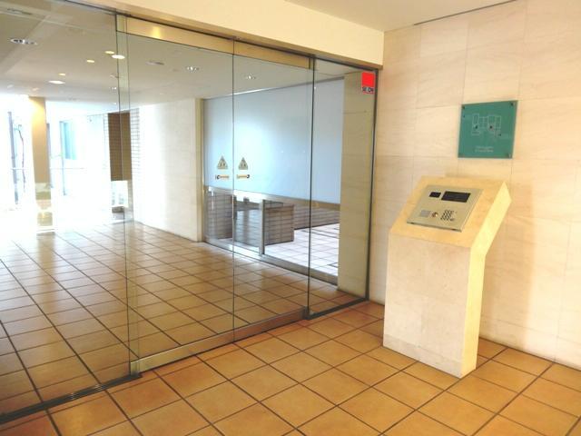 Entrance. Common areas