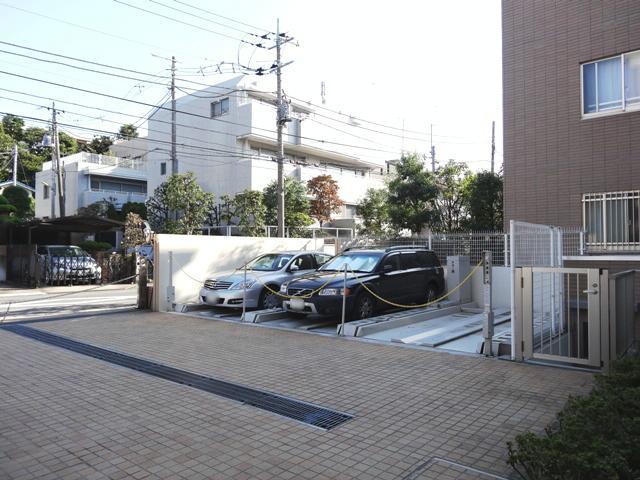 Parking lot. On-site