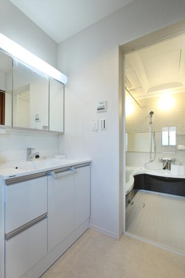 Other Equipment. Vanity with hand shower shampoo can also feel free to. Large storage mirror, Large capacity ball, Fitted with a towel bar. (3 Building H24.10_Tsukisatsuei)