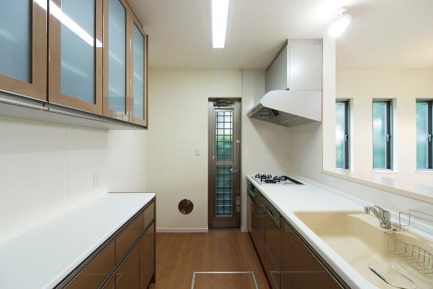 Kitchen. Installing a built-in dishwasher. Enhance further functions, such as a strong three-necked glass top stove of firepower that can be a good wide sink and authentic cooking easy-to-use. 4 Building Kitchen (July 2013) Shooting