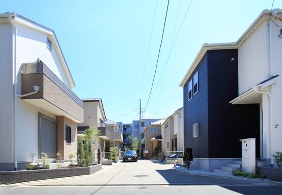 Local photos, including front road. Local district average (August 2013) Shooting