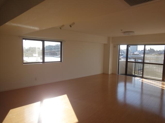 Living. Local (11 May 2013) Shooting