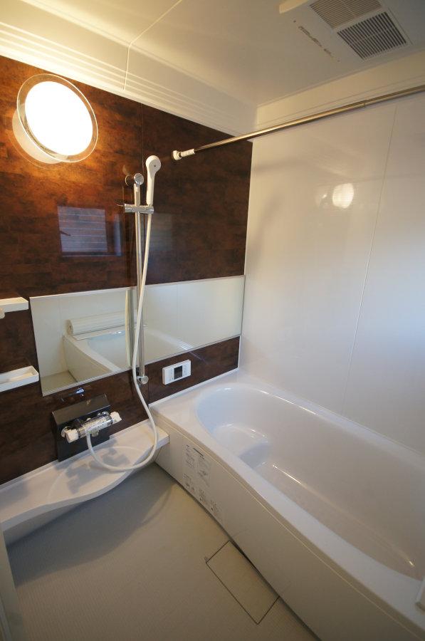 Same specifications photo (bathroom). It is an important space to heal fatigue of the day. This is a system bus with a bathroom ventilation dryer. (Example of construction)