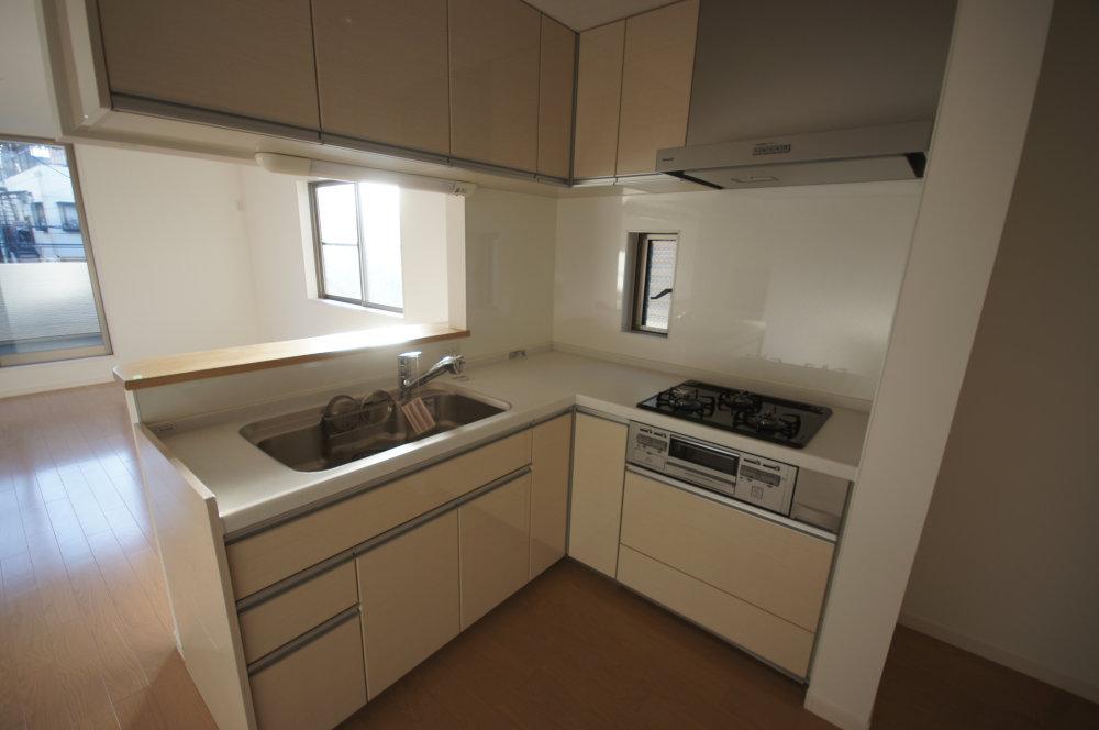 Same specifications photo (kitchen). Wife is also easy to use the L-shaped kitchen of delight. And is a face-to-face kitchen that you can cherish family and petting. (Example of construction)