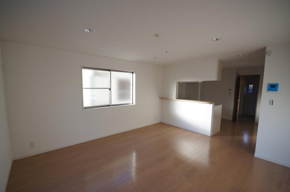 Same specifications photos (living). Open living gave birth a nice smile, Brightly, pleasant, And produce a healing space. (Example of construction)