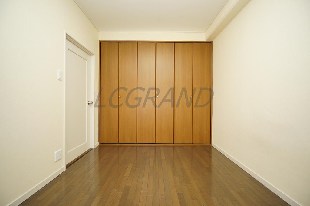 Receipt. The back of the wall has become all one side closet.