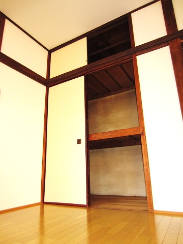 Receipt. Storage of with upper closet