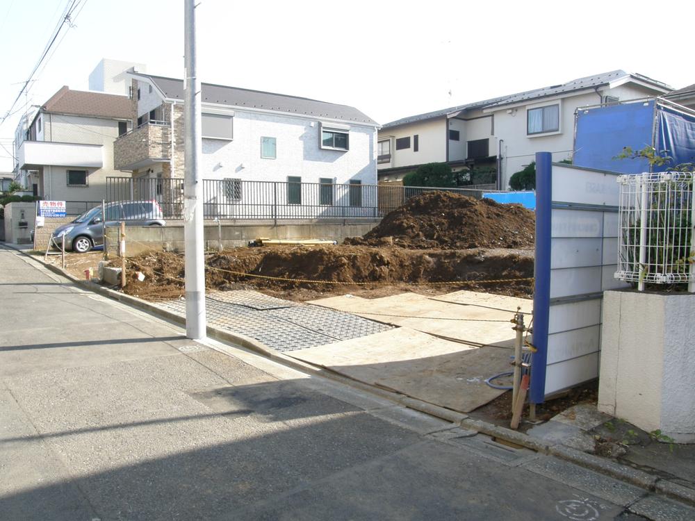 Local photos, including front road. Local is divided into two compartments, It is in front of the land. Local (11 May 2013) Shooting