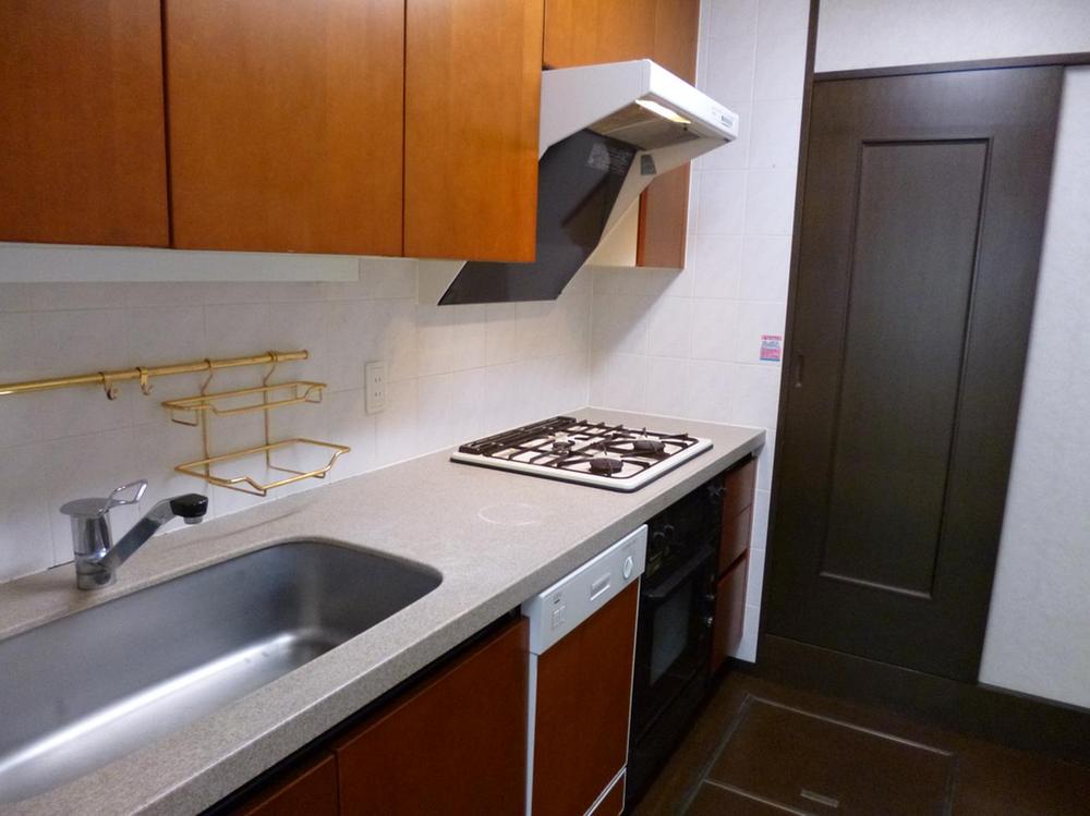 Kitchen. 2WAY kitchen in consideration of the trains