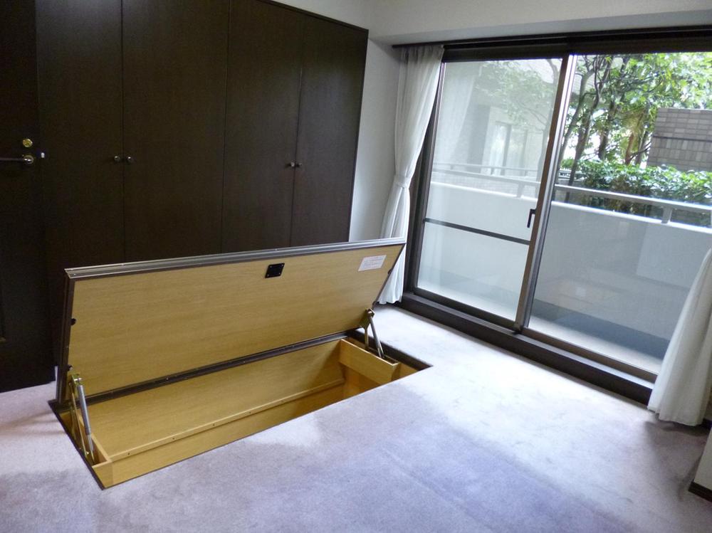 Receipt. Western-style floor storage