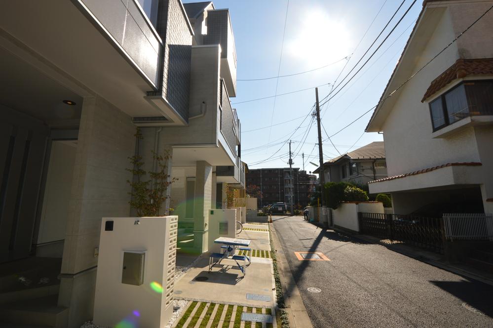 Local photos, including front road. A quiet residential area