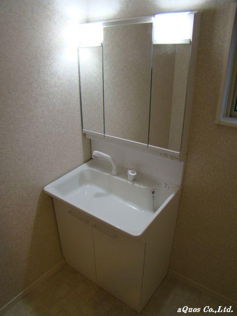 Wash basin, toilet. Indoor (11 May 2013) Shooting