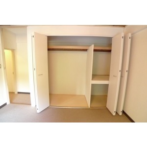 Receipt. Western-style (about 6.8 tatami mats): Storage Space