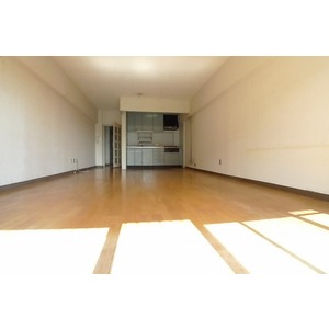 Living and room. LDK: about 15.6 tatami, Facing south-facing there is the opening