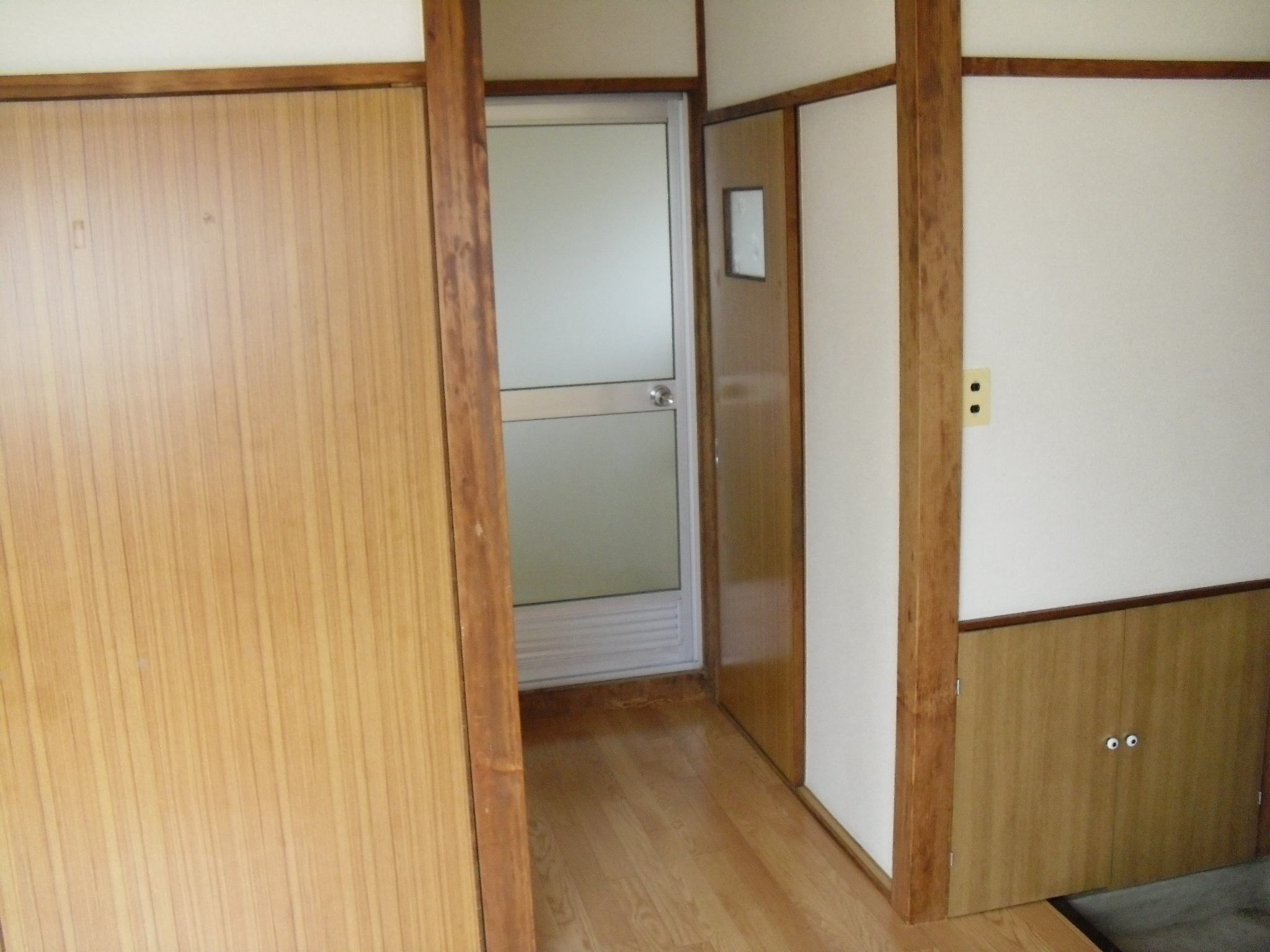 Other room space. Bus from the kitchen side ・ To the toilet side