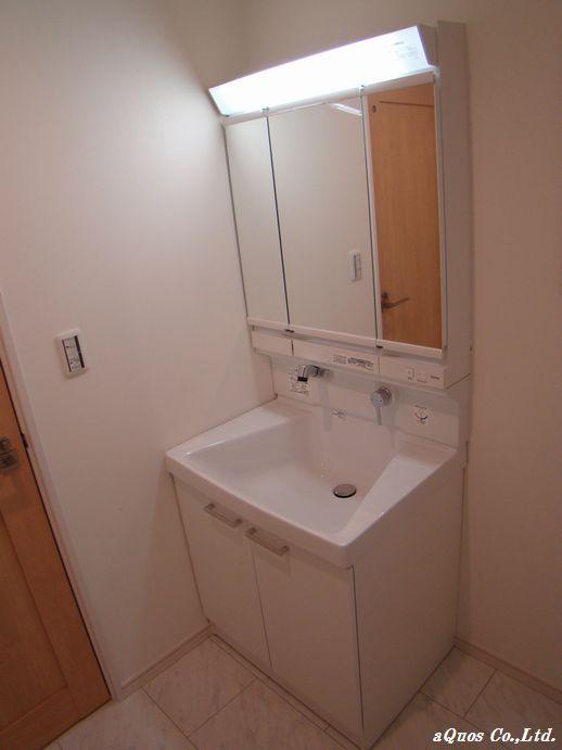 Wash basin, toilet. Indoor (11 May 2013) Shooting