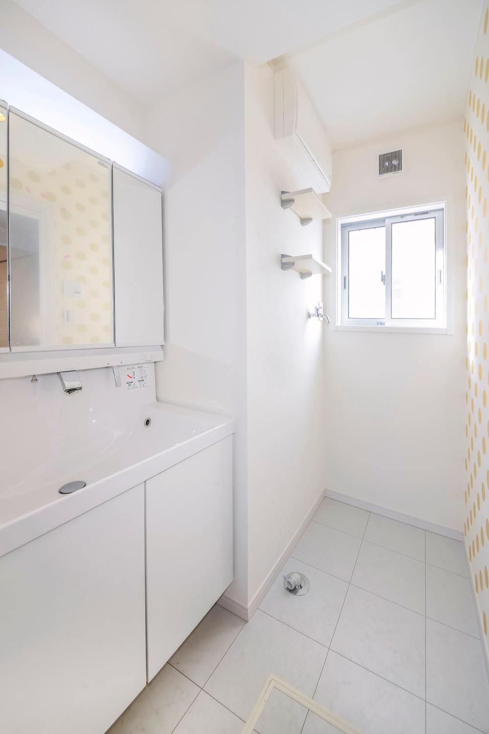 Wash basin, toilet. Indoor (12 May 2013) Shooting 1 Building