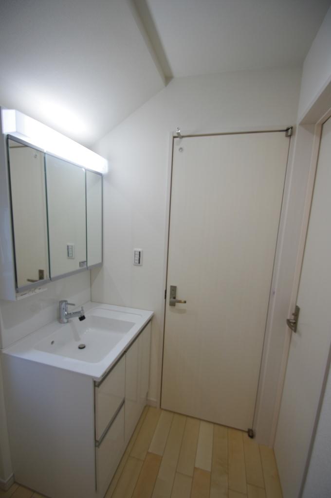 Wash basin, toilet. Local (12 May 2013) Shooting