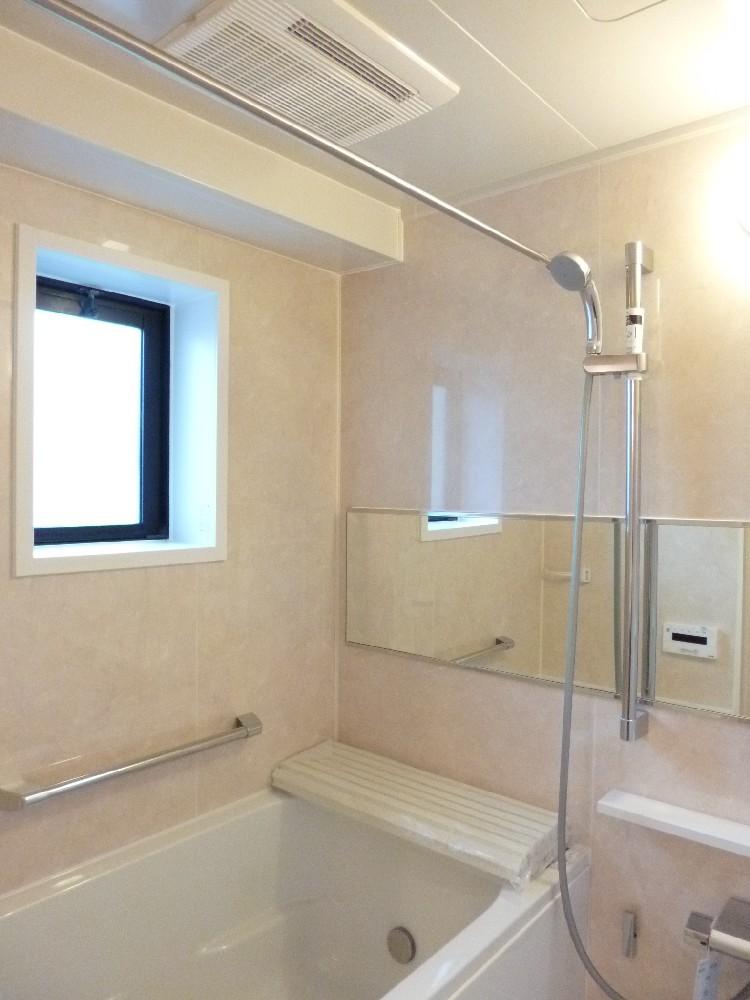 Bathroom. Indoor (June 2013) Shooting There is a window in the bathroom, Ventilation is good. Please heal the fatigue of the day here.