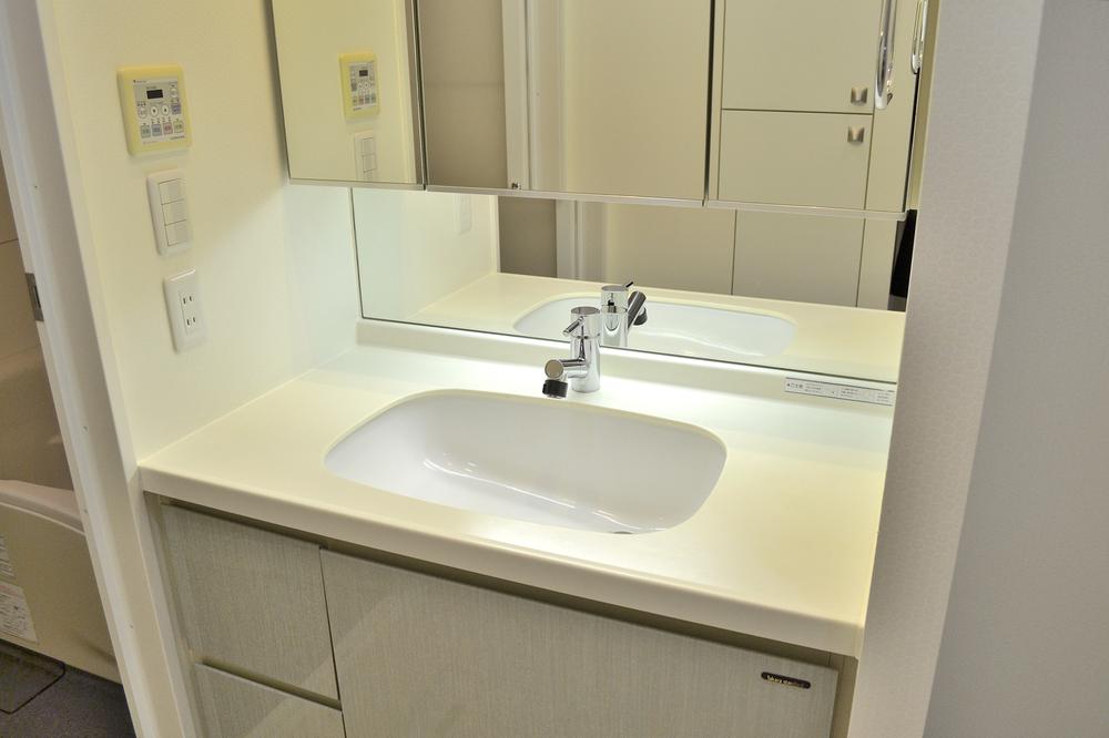 Wash basin, toilet. Indoor (11 May 2013) Shooting