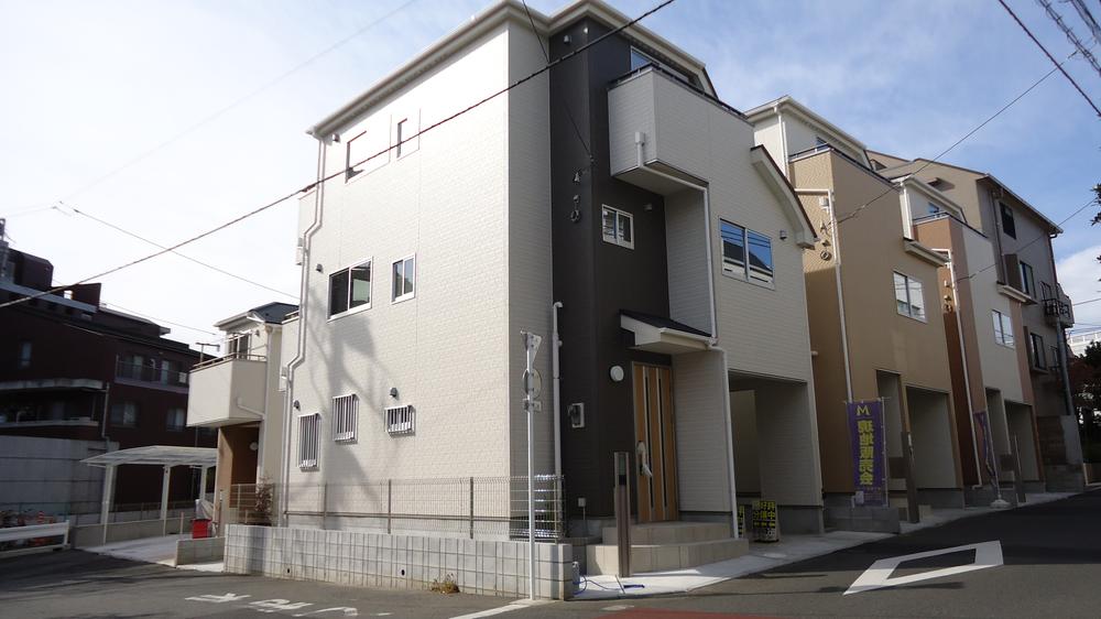 Local appearance photo. Local (11 May 2013) Shooting