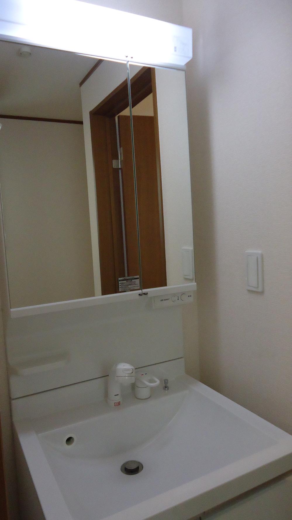 Wash basin, toilet. Indoor (11 May 2013) Shooting