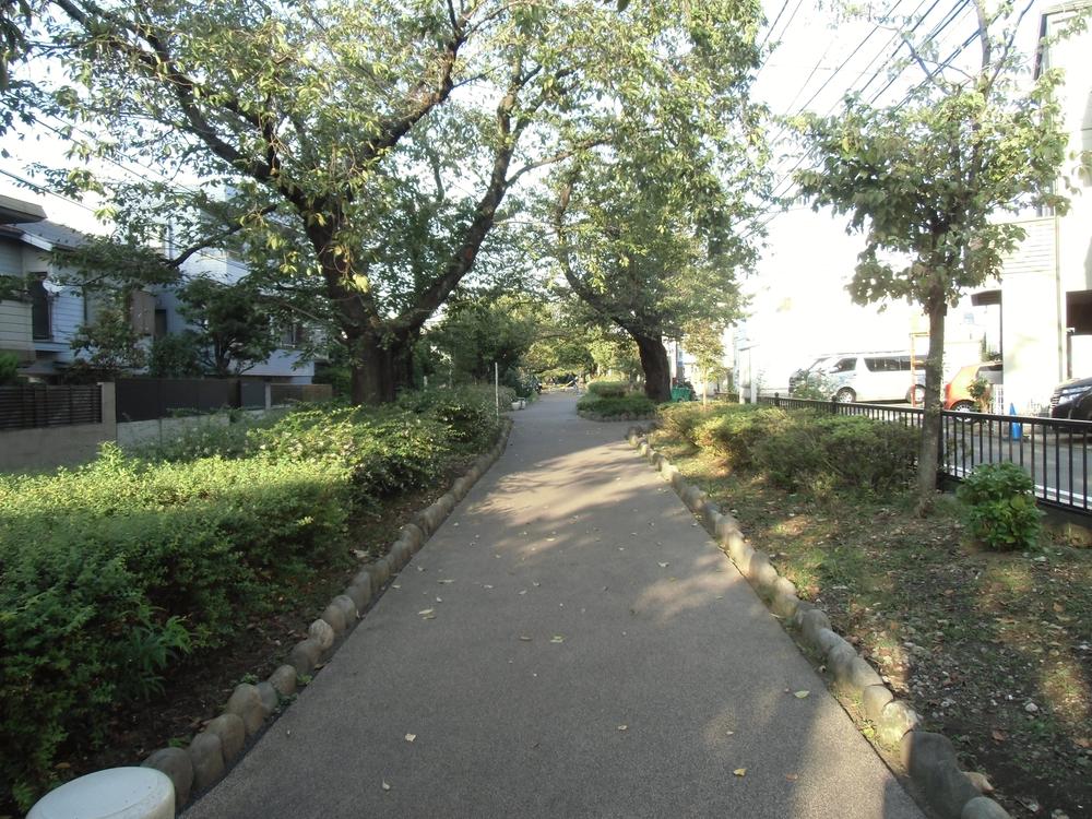 park. A 5-minute walk