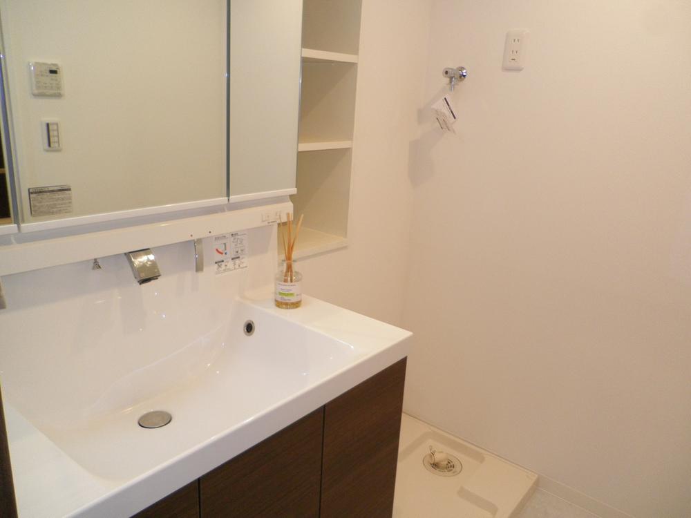 Wash basin, toilet. (November 2013) Shooting