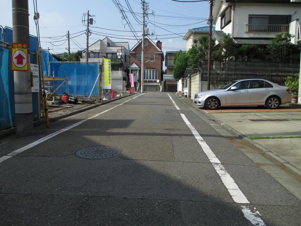 Local photos, including front road. Local which is located on a hill of the luxury low-rise residential area ~ August 2013 shooting ~