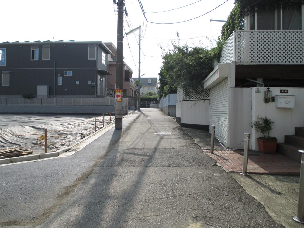 Local photos, including front road. Local which is located on a hill of the luxury low-rise residential area ~ August 2013 shooting ~