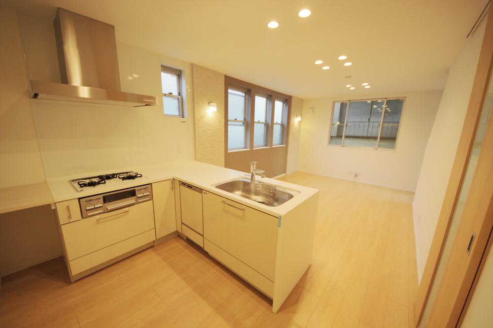 Kitchen. Face-to-face system kitchen full of functional beauty