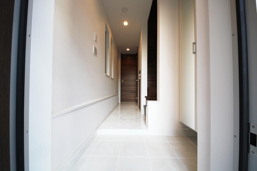 Entrance. Luxury drifts marble tile