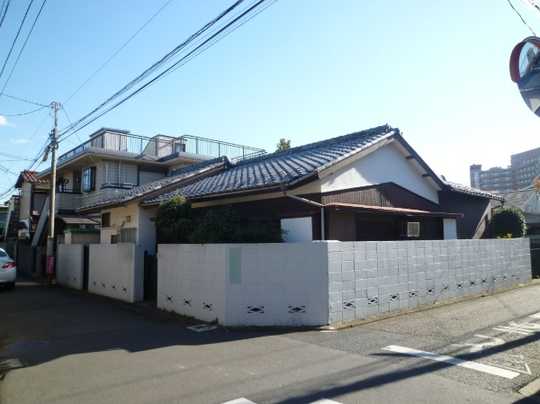 Local land photo. appearance Feeling of opening is there because it is facing two directions on public roads. 