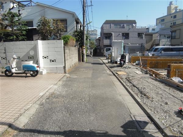 Local photos, including front road. Front road 2013 / 11 shooting