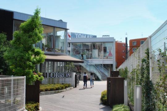Shopping centre. Cafe ・ Bakery ・ Miscellaneous goods ・ Shops of fashion, etc. are lined up 420m to "Toreinchi Jiyugaoka"