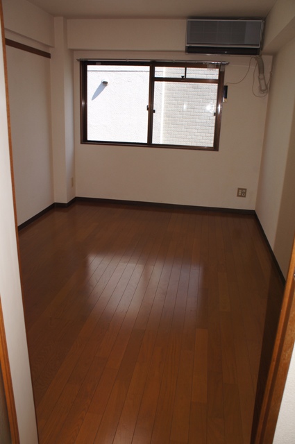 Living and room. Flooring 6 Pledge ☆