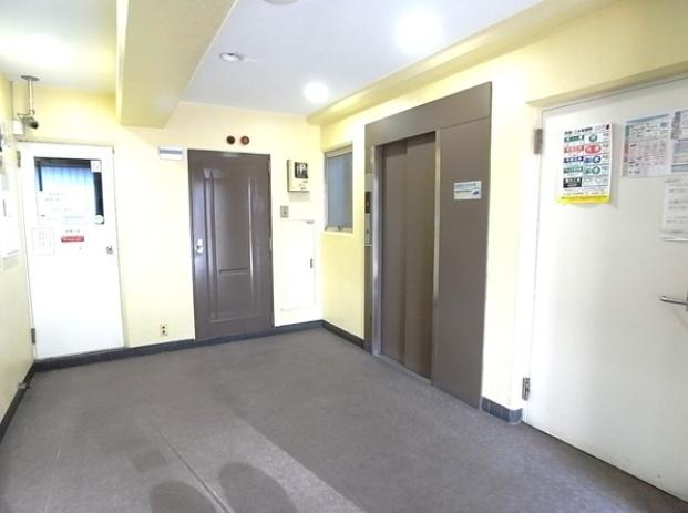 lobby. In the southeast corner room, Bright and airy room.