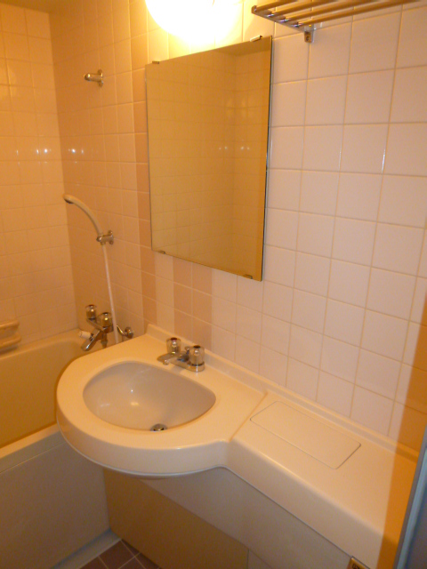 Washroom. Wide so it can firmly get dressed ☆