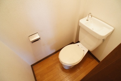 Toilet. Of course, bus toilet by!